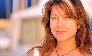 Large-breasted babe decides to masturbate at the local marina