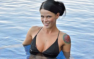 Raven-haired hottie exposes her wet pussy during a fresh air workout