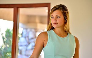 Thicc porn star beauty gets to fuck her own pussy with a shoe