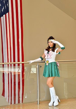 Sailor Jupiter cosplayer showing her butt plugged ass for the camera